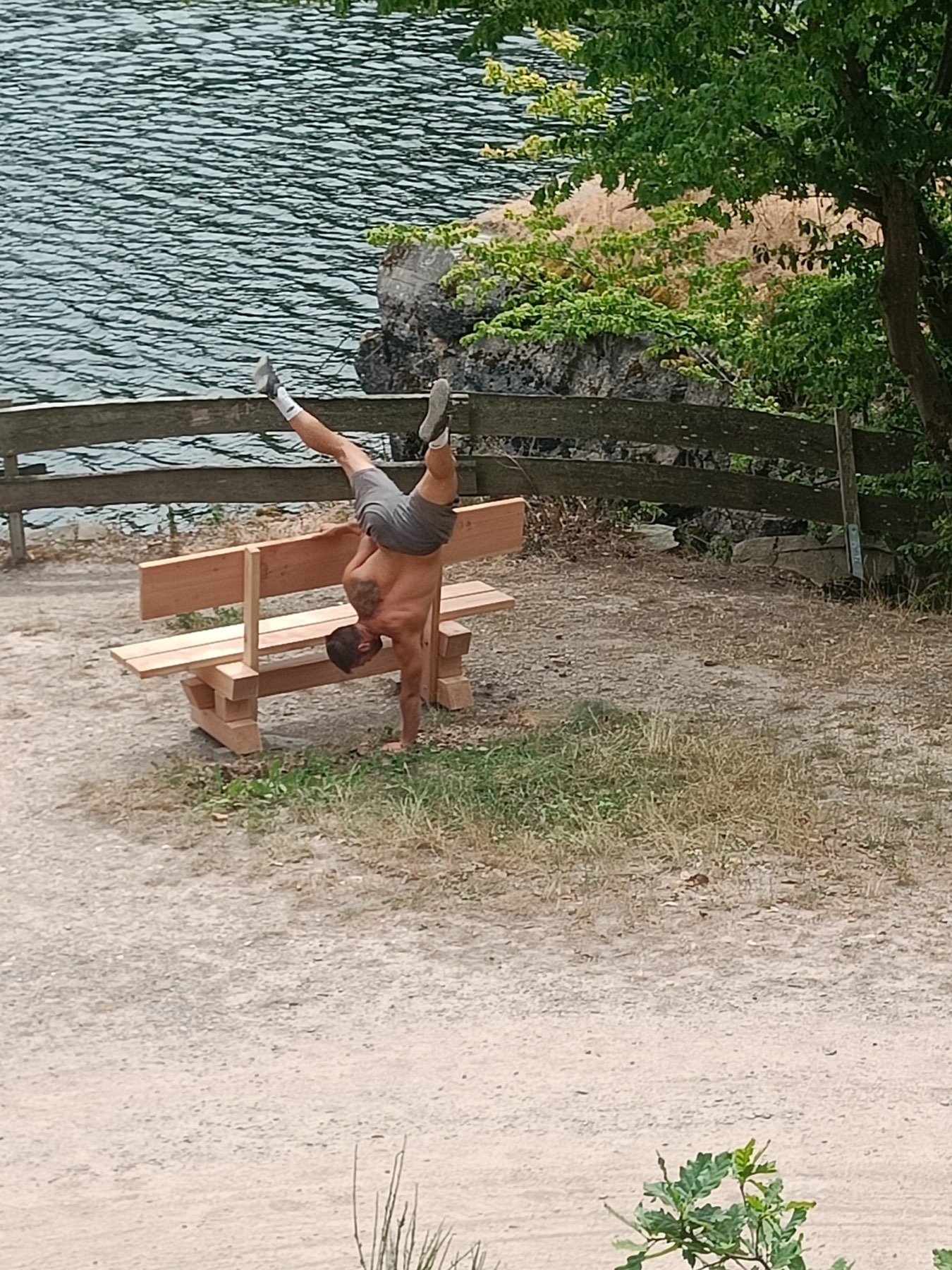 Fabian beim Handstand an einem Aussichtspunkt über dem Rursee