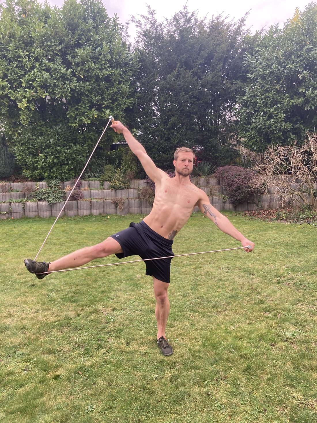 Mann bei einer Yoga-Übung im Freien