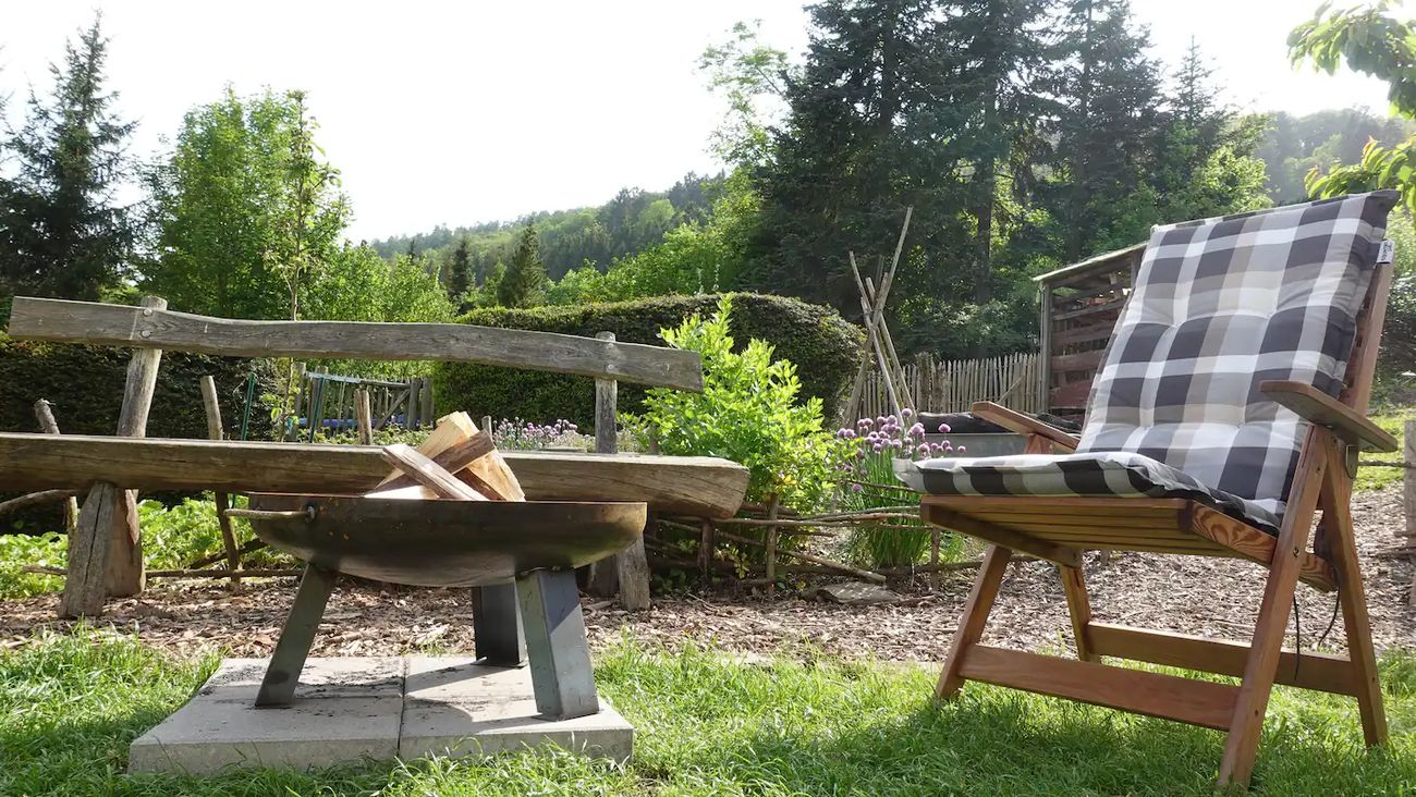 Sitzplatz im Garten mit Blick ins Grüne